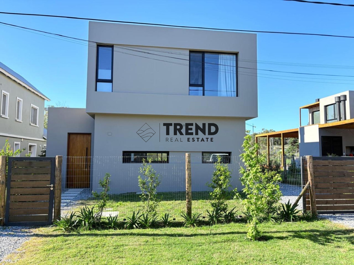 Casa Moderna de 3 dormitorios en La Barra - TRE65C