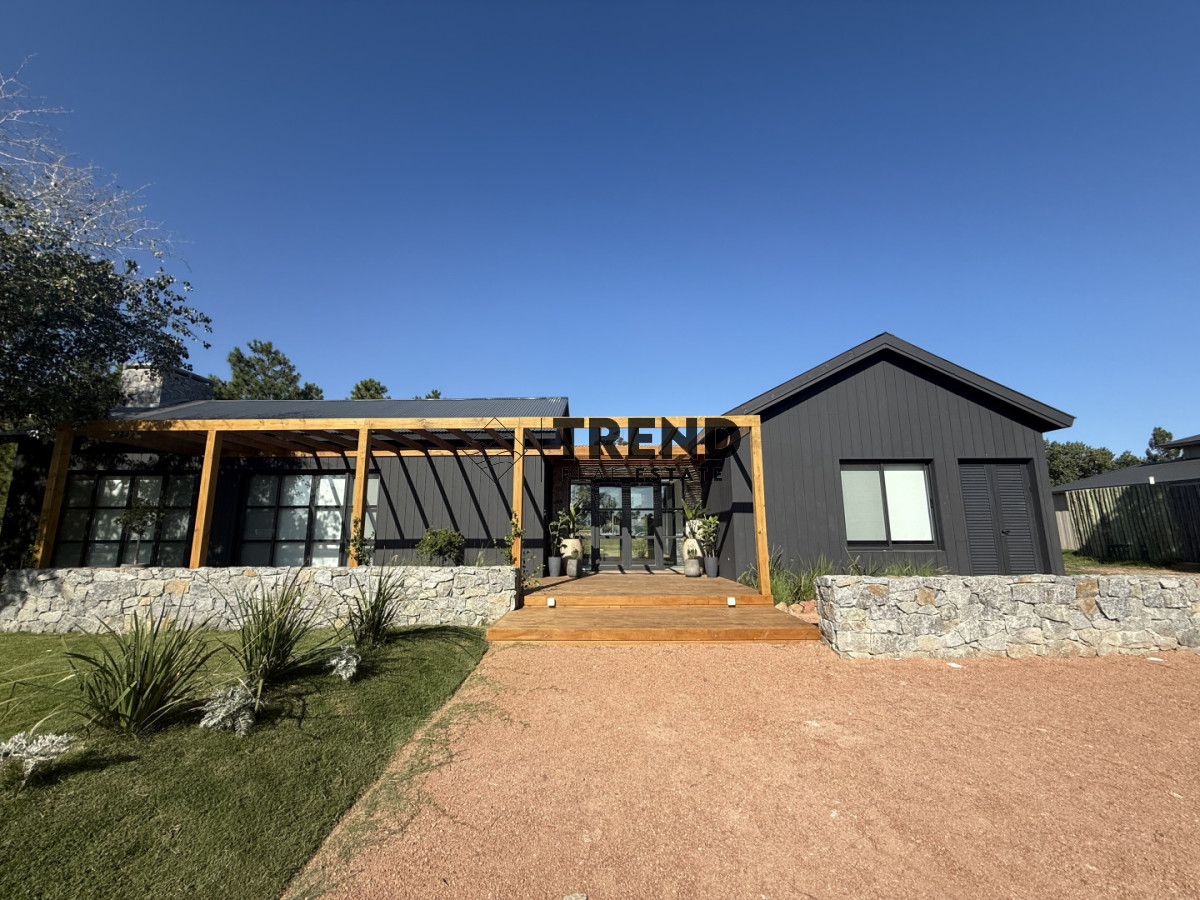 Casa en Venta en Barrio Don Miguel, 4 dormitorios  - TRE26C