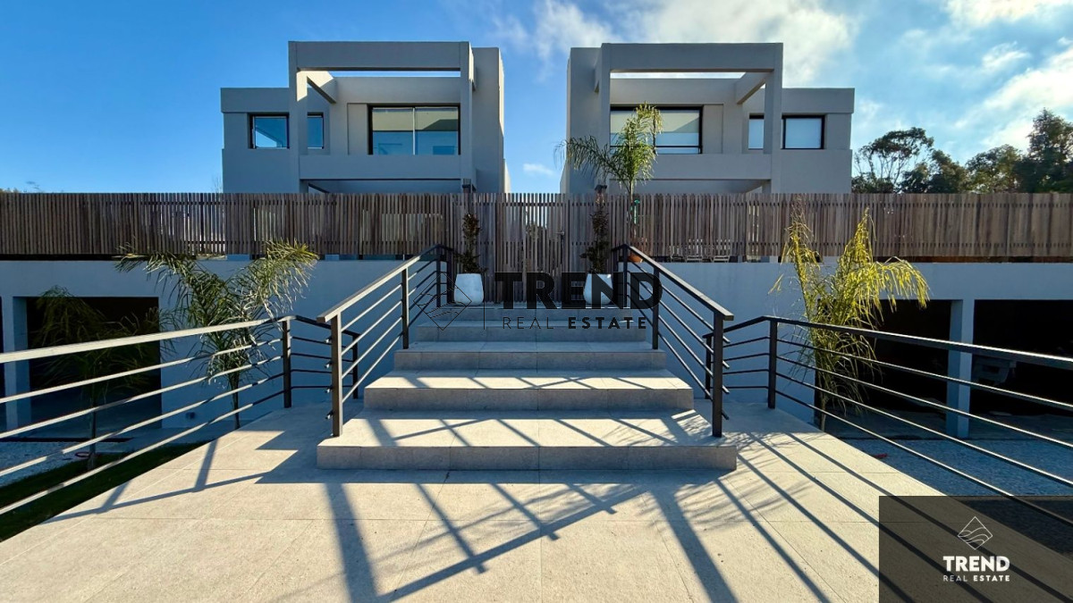 Casa en venta c/ cochera en Housing Ecos de La Barra - TRE7C