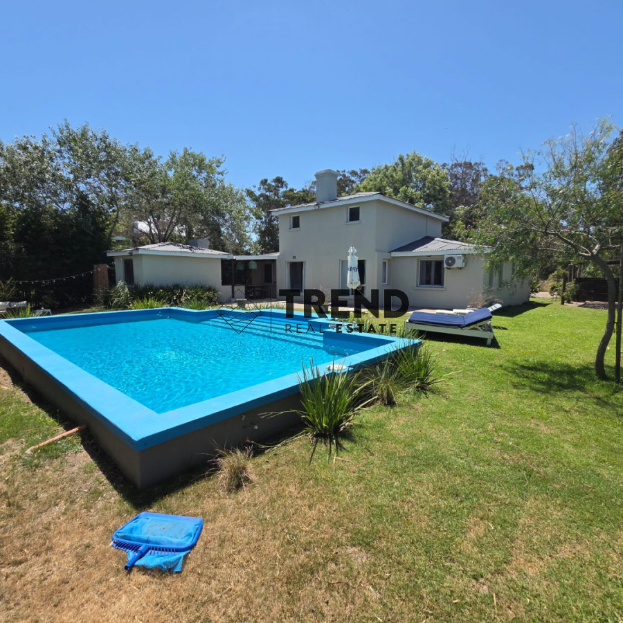 Casa ID.75 - Casa de 3 Dorm + dependencia de servicio, piscina climatizada  en La Barra