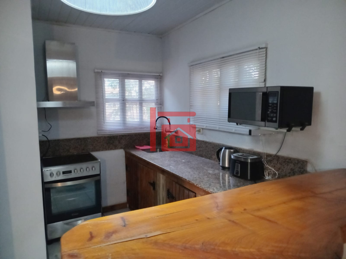 Casa ID.1 - Casa familiar roja en Solanas