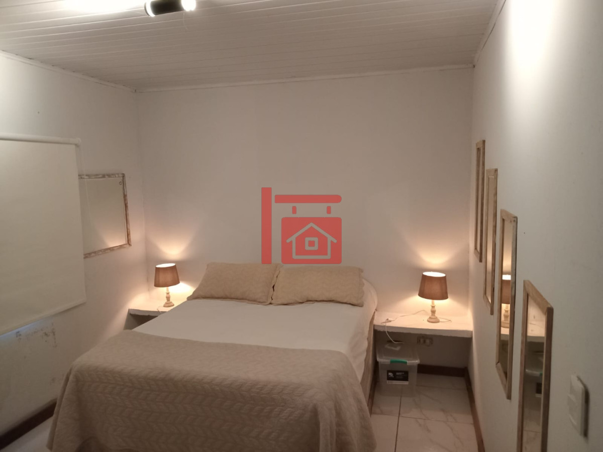 Casa ID.1 - Casa familiar roja en Solanas