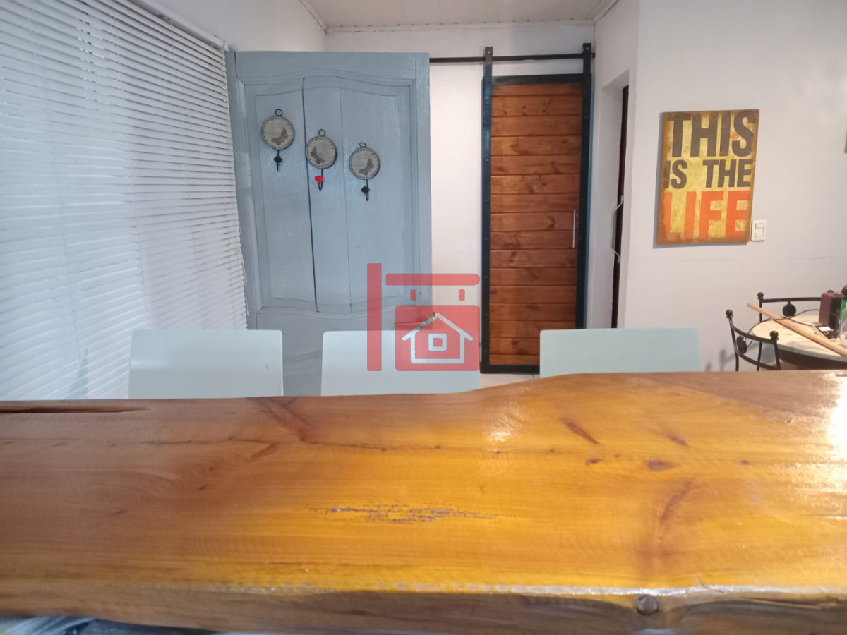 Casa ID.1 - Casa familiar roja en Solanas