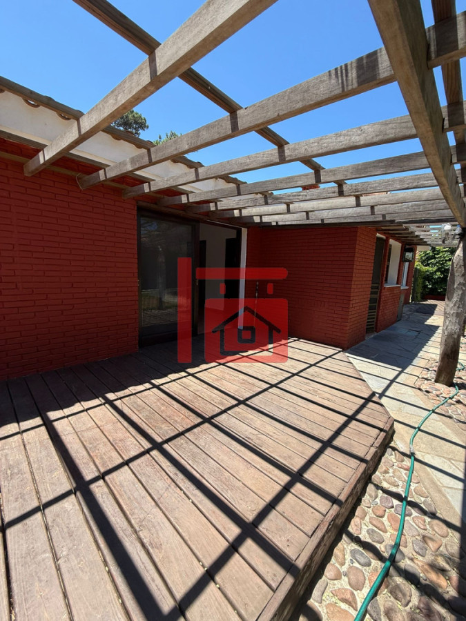 Casa ID.40 - Casa en Barrio Cantegril, Punta del Este