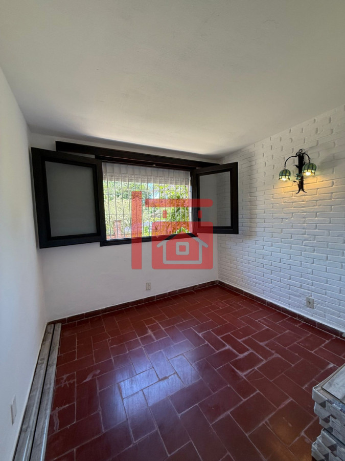 Casa ID.40 - Casa en Barrio Cantegril, Punta del Este