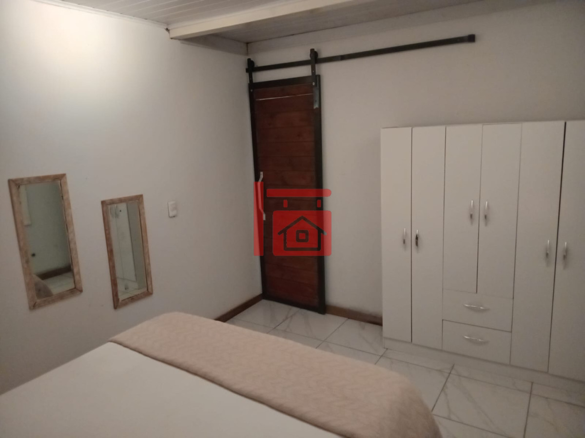 Casa ID.1 - Casa familiar roja en Solanas