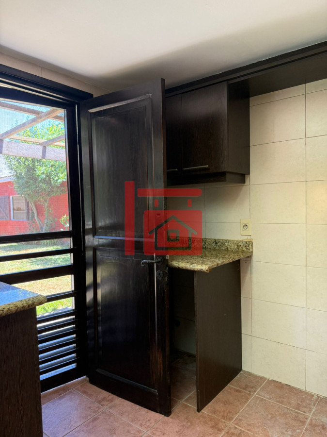 Casa ID.40 - Casa en Barrio Cantegril, Punta del Este