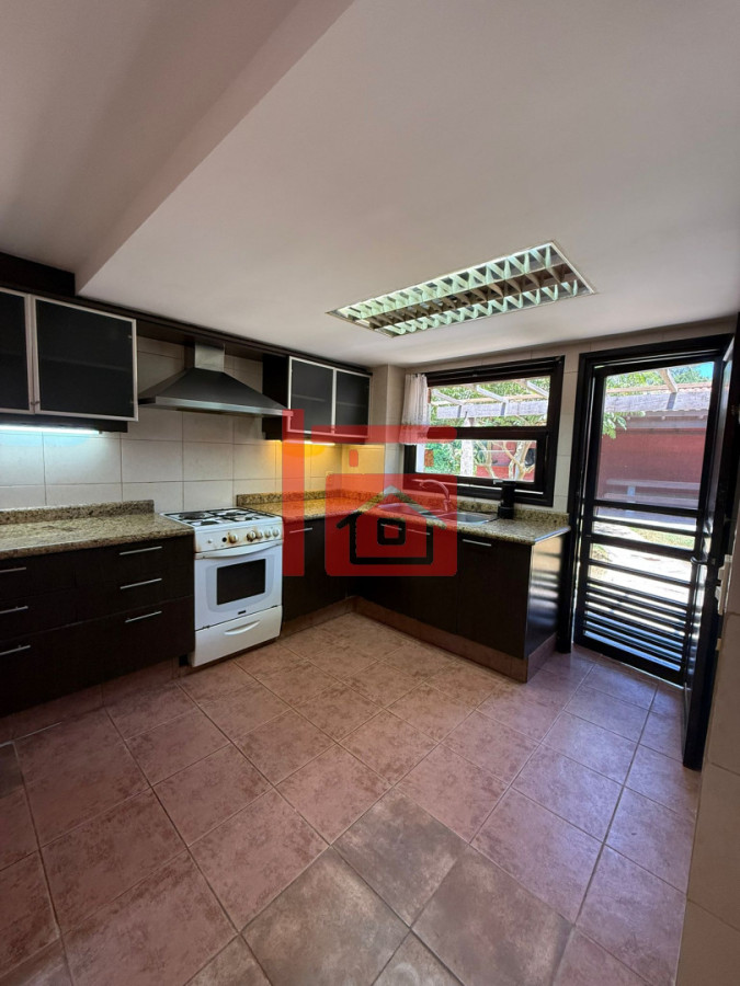 Casa ID.40 - Casa en Barrio Cantegril, Punta del Este