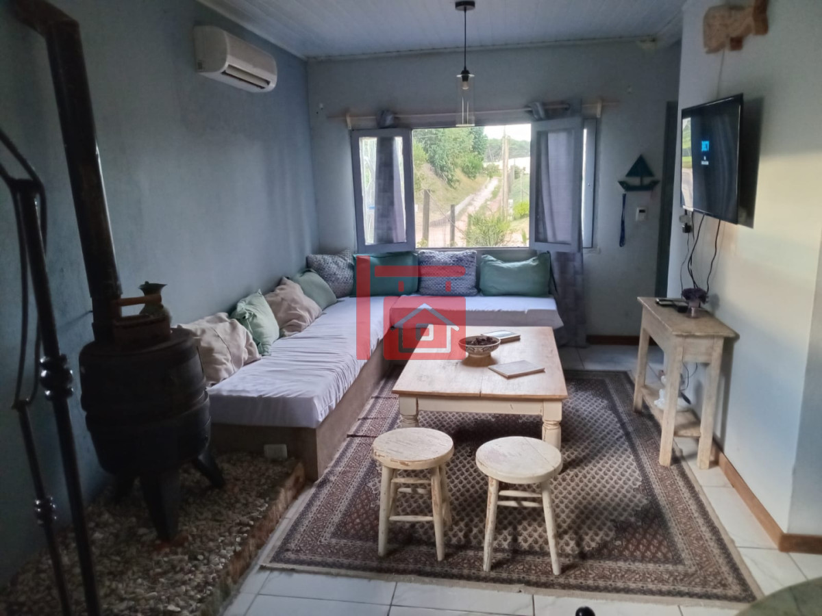 Casa ID.1 - Casa familiar roja en Solanas