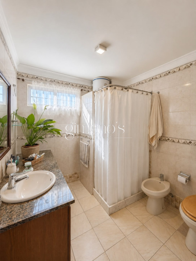 Casa ID.1565 - Casa en Venta, 6 dormitorios, Punta del este - Cantegril 