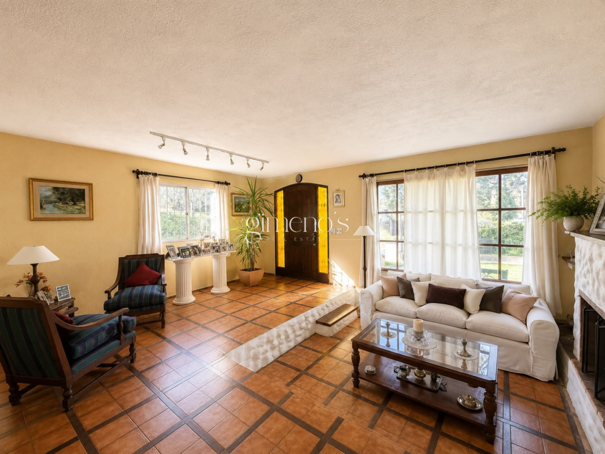 Casa ID.1565 - Casa en Venta, 6 dormitorios, Punta del este - Cantegril 