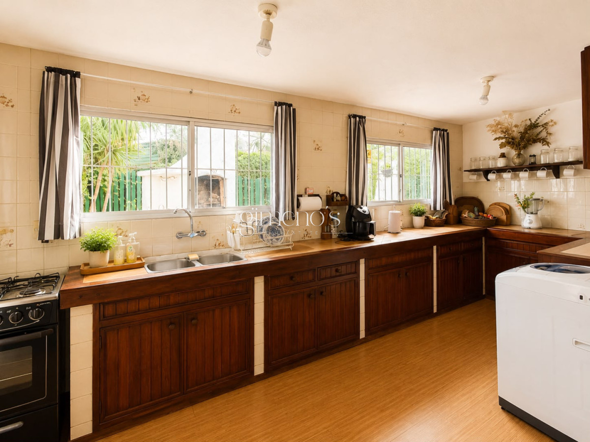 Casa ID.1565 - Casa en Venta, 6 dormitorios, Punta del este - Cantegril 