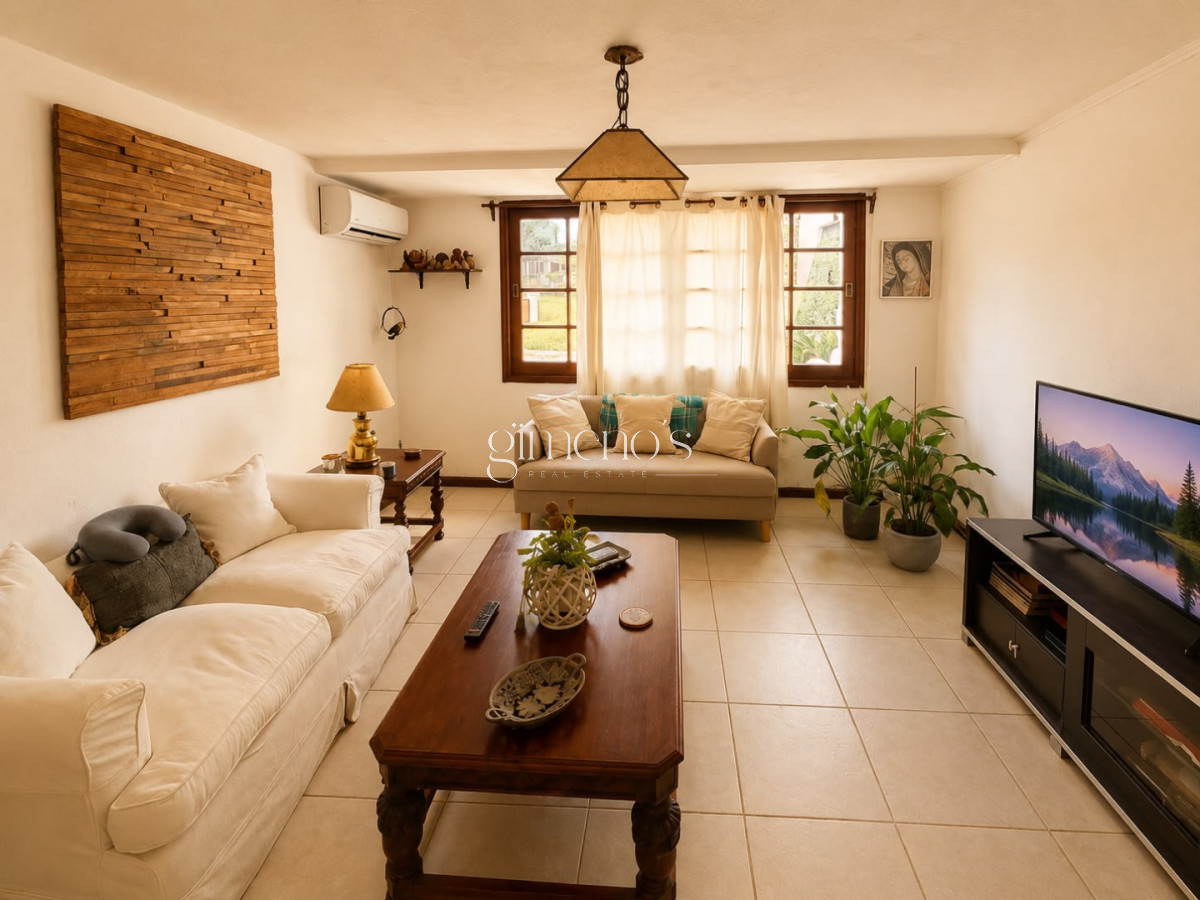 Casa ID.1565 - Casa en Venta, 6 dormitorios, Punta del este - Cantegril 