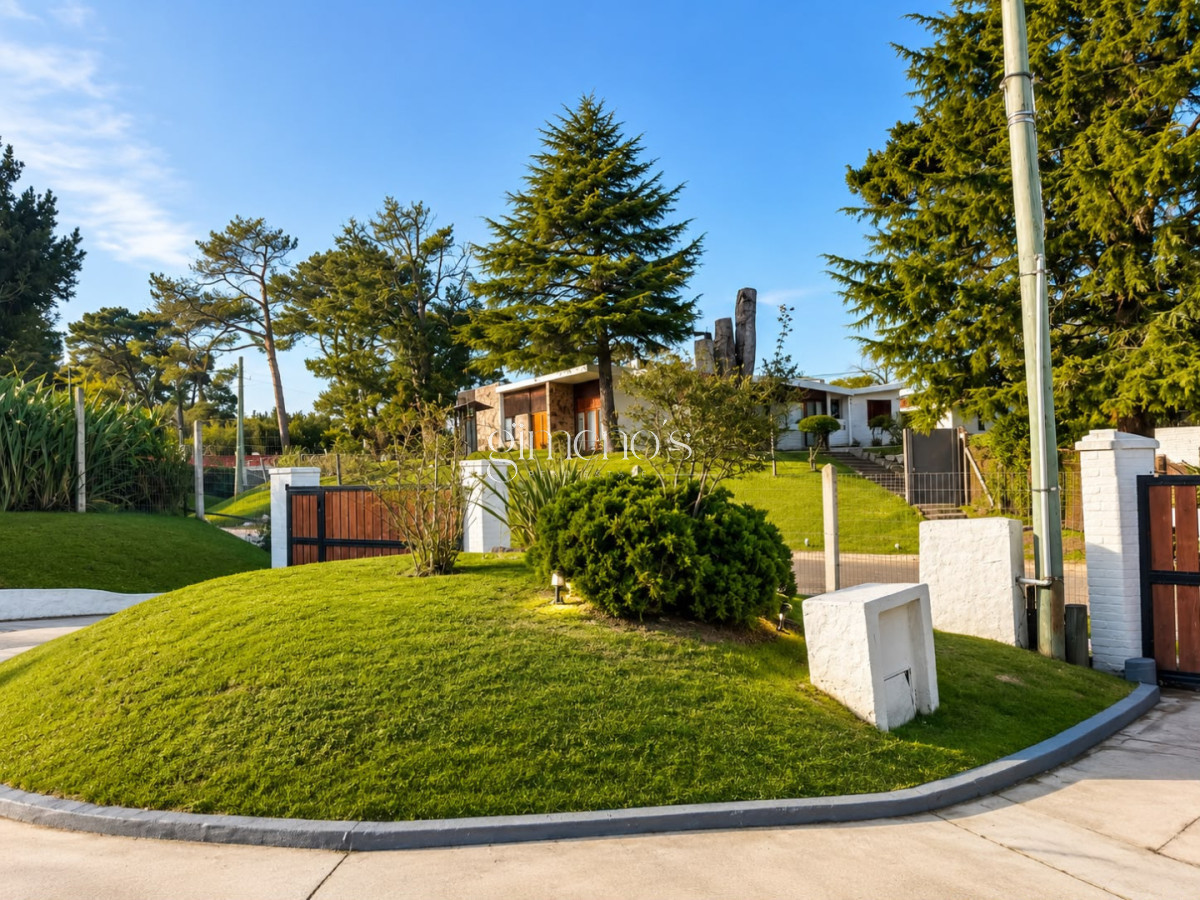 Casa ID.1565 - Casa en Venta, 6 dormitorios, Punta del este - Cantegril 