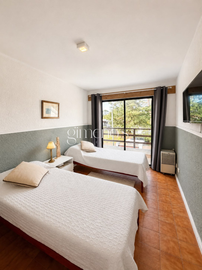 Casa ID.1565 - Casa en Venta, 6 dormitorios, Punta del este - Cantegril 