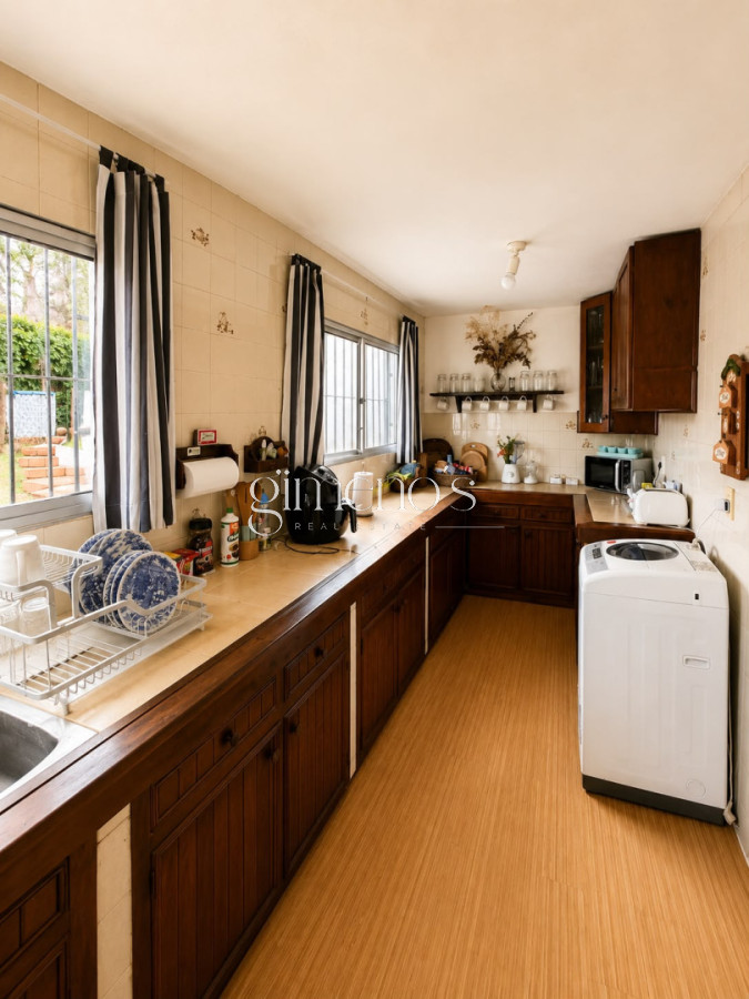 Casa ID.1565 - Casa en Venta, 6 dormitorios, Punta del este - Cantegril 