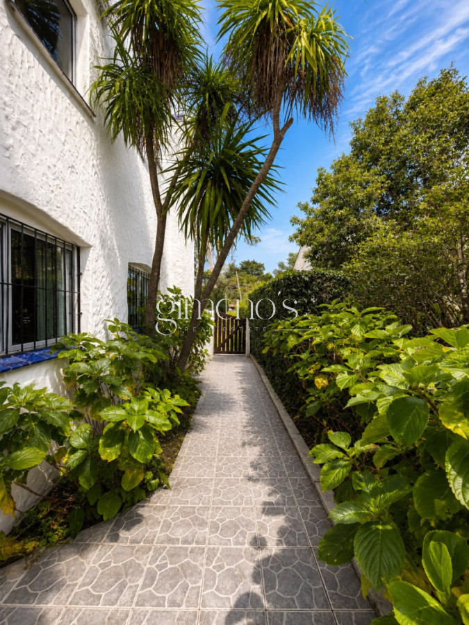 Casa ID.1565 - Casa en Venta, 6 dormitorios, Punta del este - Cantegril 