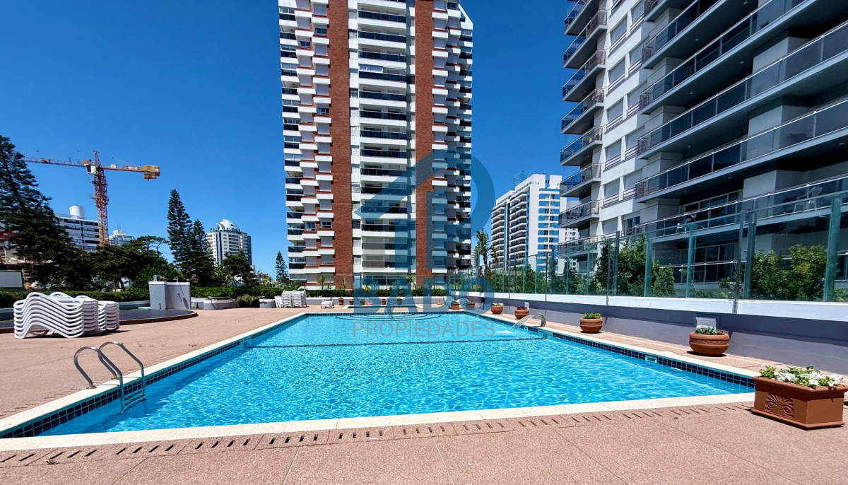 Apartamento ID.111 - Apartamento en Venta Punta del Este  Long Beach 2 dormitorios y medio a 300 mt del mar