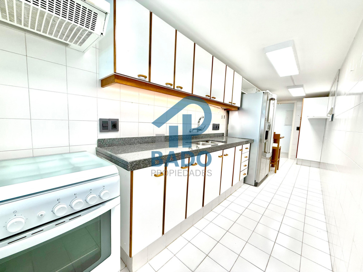 Apartamento ID.111 - Apartamento en Venta Punta del Este  Long Beach 2 dormitorios y medio a 300 mt del mar