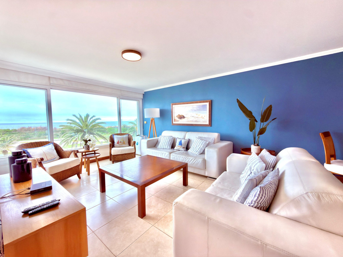 Exclusivo apartamento en primera línea de Playa Brava con espectacular vista al mar
