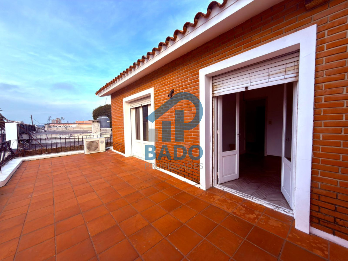 Casa ID.148 - AMPLIA CASA CENTRICA  5 DORMITORIOS CON PISCINA Y JARDIN  