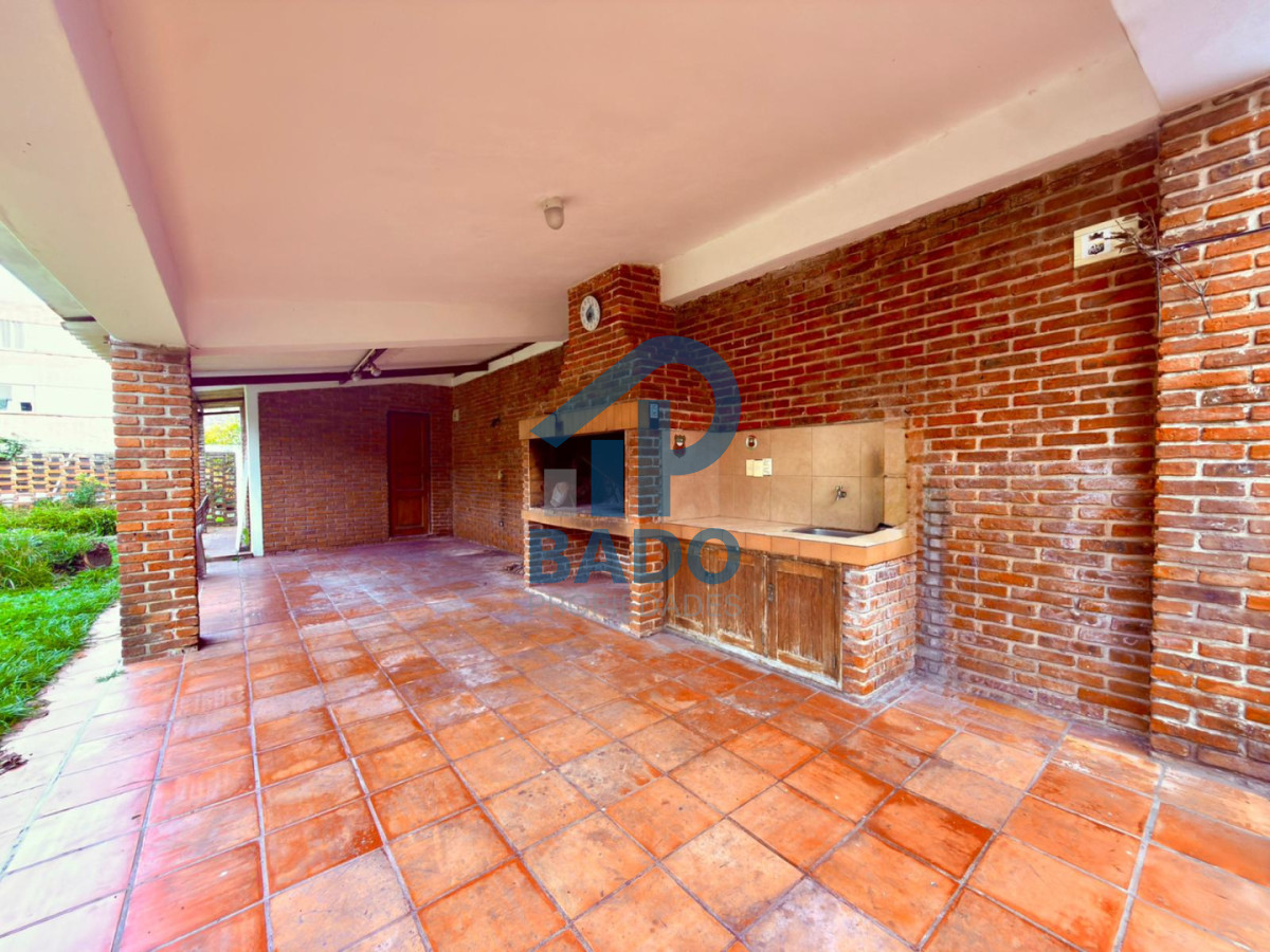 Casa ID.148 - AMPLIA CASA CENTRICA  5 DORMITORIOS CON PISCINA Y JARDIN  
