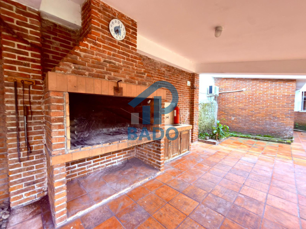 Casa ID.148 - AMPLIA CASA CENTRICA  5 DORMITORIOS CON PISCINA Y JARDIN  