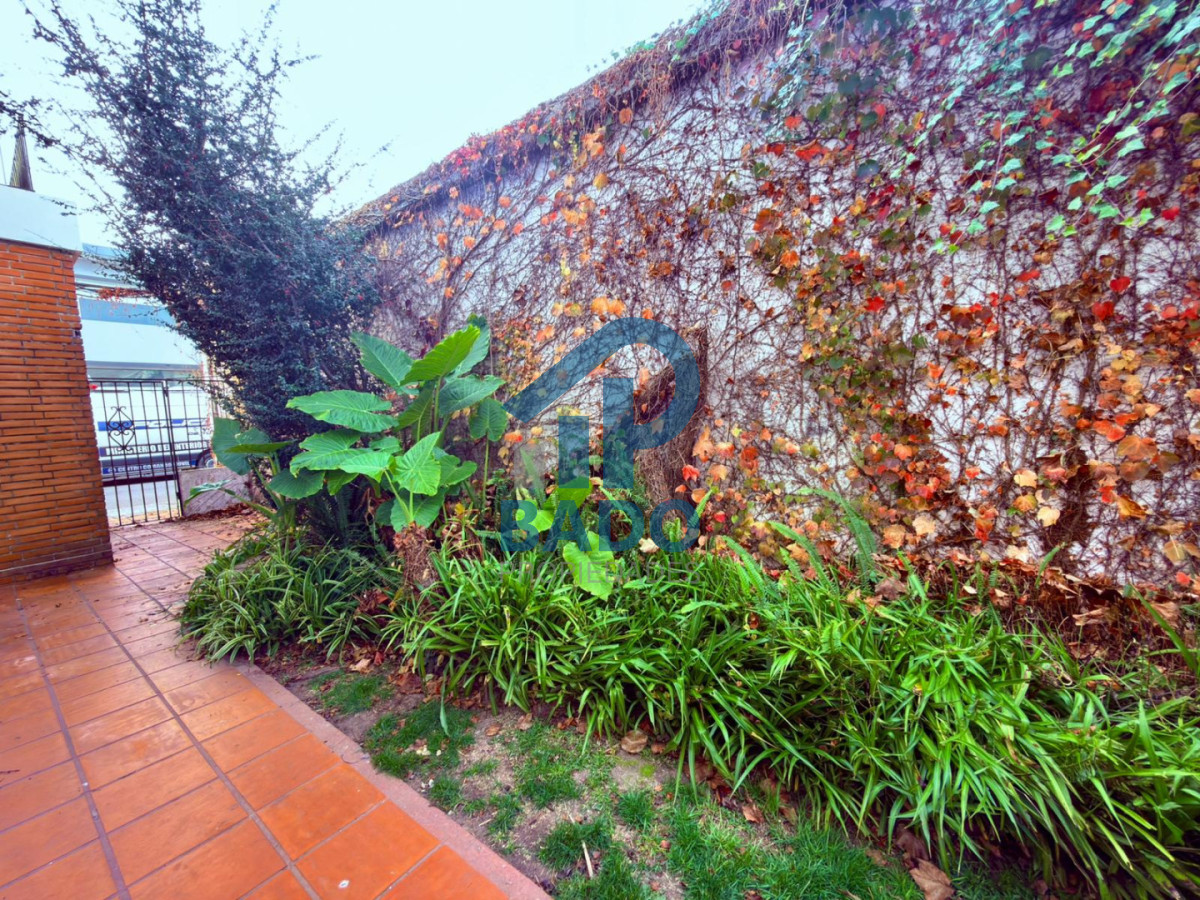 Casa ID.148 - AMPLIA CASA CENTRICA  5 DORMITORIOS CON PISCINA Y JARDIN  