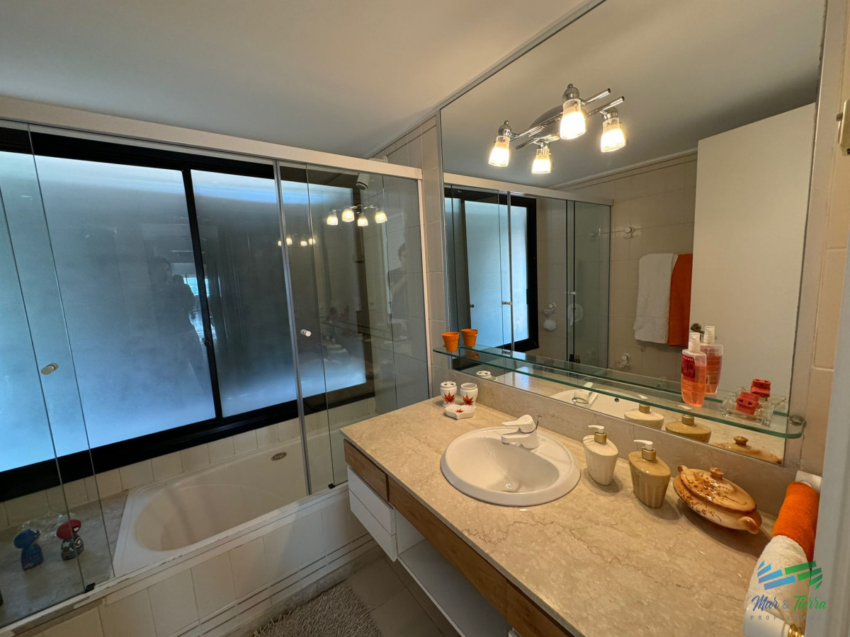 Apartamento ID.5788 - Apartamento en Venta de 3 Dormitorios en Punta del este , Puerto , Península , Edificio Portofino