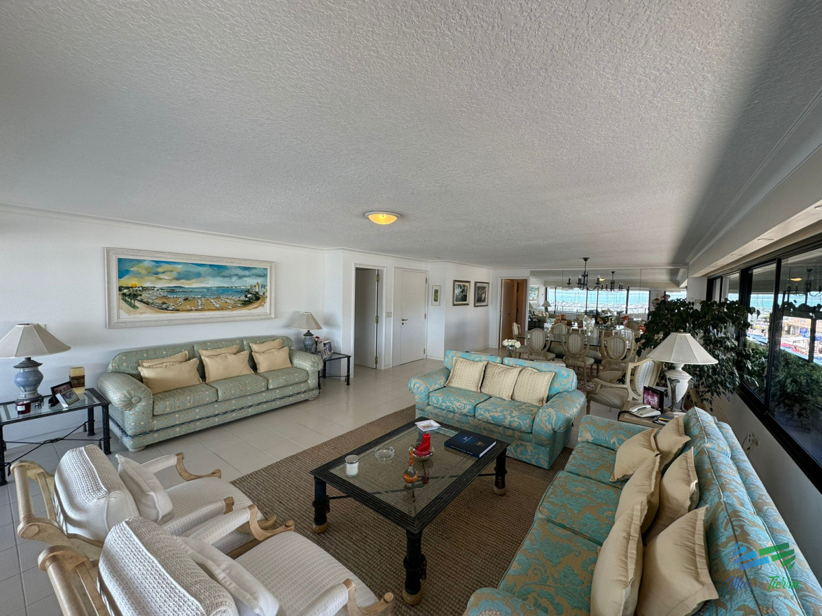 Apartamento ID.5788 - Apartamento en Venta de 3 Dormitorios en Punta del este , Puerto , Península , Edificio Portofino