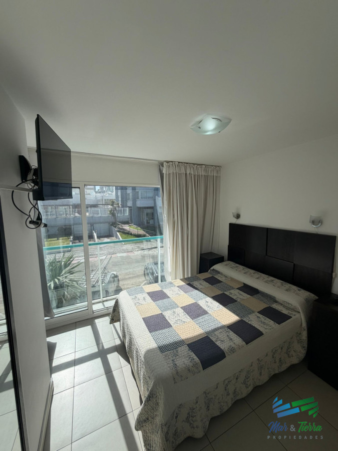 Apartamento ID.5896 - Apartamento de 1 dormitorio en Venta en Punta del este , Península , Bajos gastos a pasos del mar 