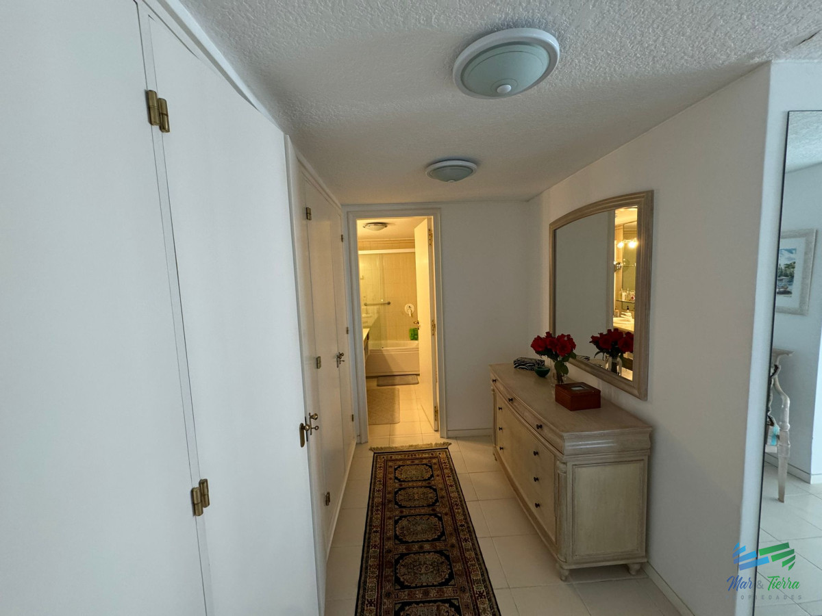 Apartamento ID.5788 - Apartamento en Venta de 3 Dormitorios en Punta del este , Puerto , Península , Edificio Portofino