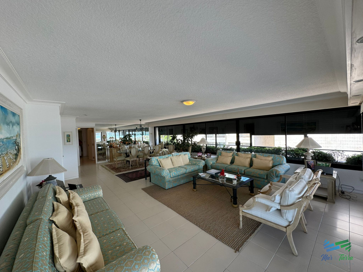 Apartamento ID.5788 - Apartamento en Venta de 3 Dormitorios en Punta del este , Puerto , Península , Edificio Portofino