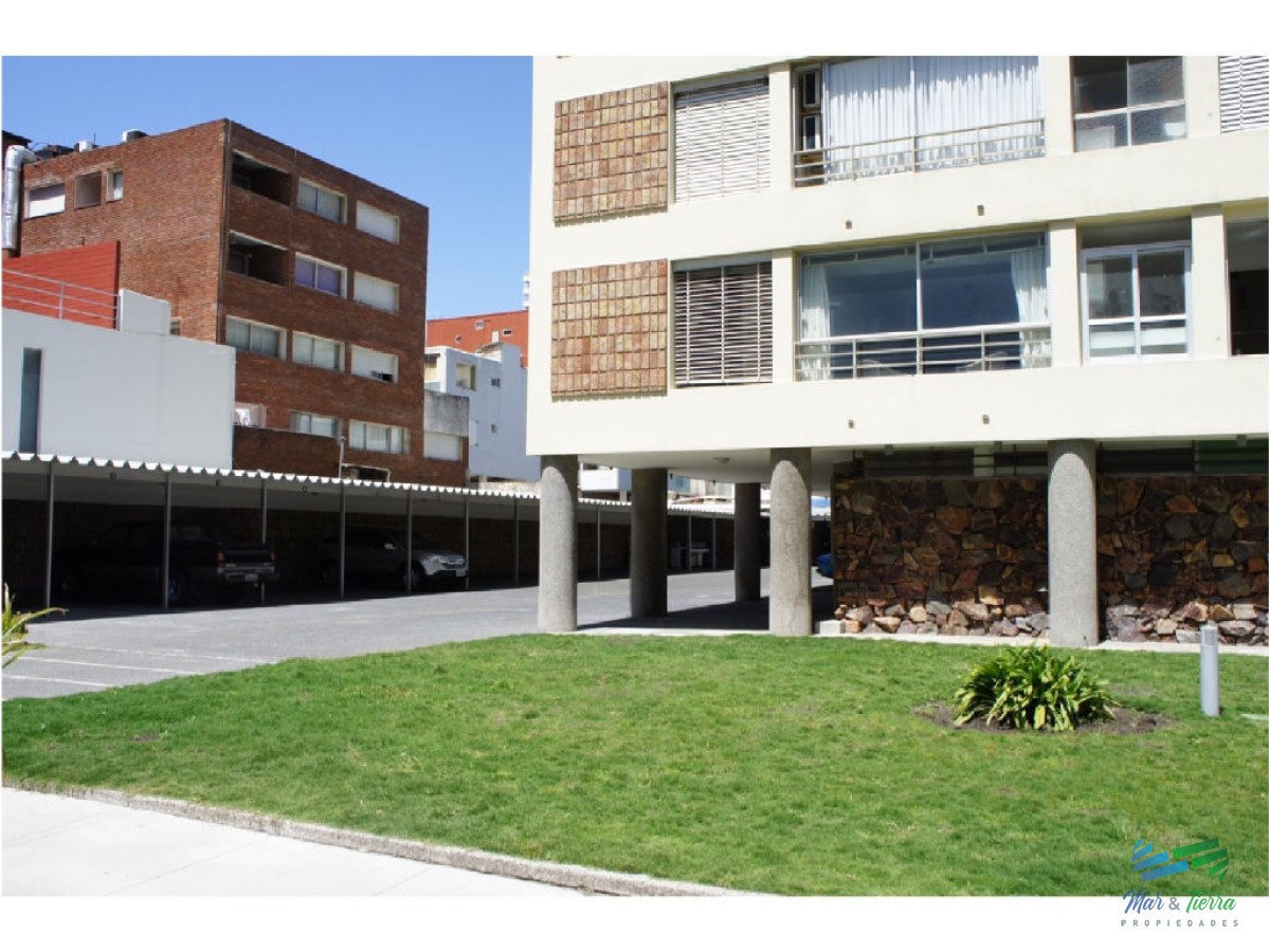 Apartamento ID.4878 - En venta apartamento 2 dormitorios sobre calle 20, Peninsula, Punta del Este