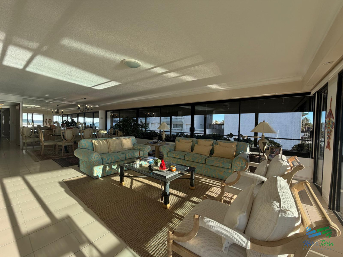 Apartamento ID.5788 - Apartamento en Venta de 3 Dormitorios en Punta del este , Puerto , Península , Edificio Portofino