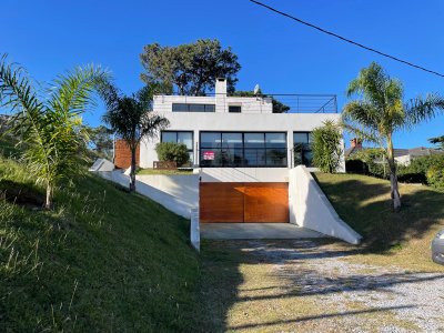 Venta casa 3 dormitorios. Cantegril, Punta del Este. 