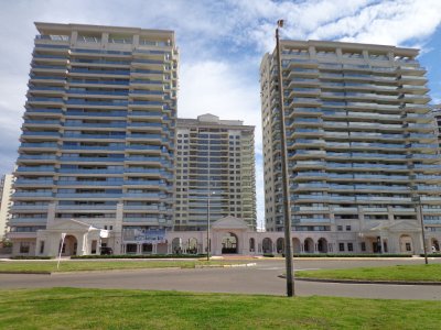Apartamento de 3 dormitorios + dependencia de servicio en Torre Imperiale, Punta Del Este