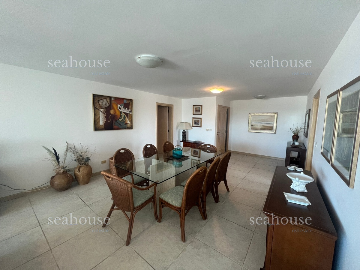 Apartamento Ref.130 - Piso alto frente al mar con parrilla propia.