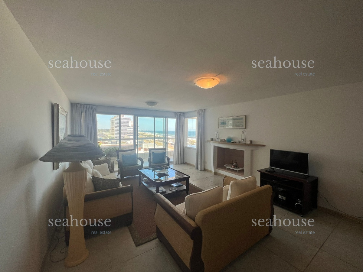 Apartamento Ref.130 - Piso alto frente al mar con parrilla propia.