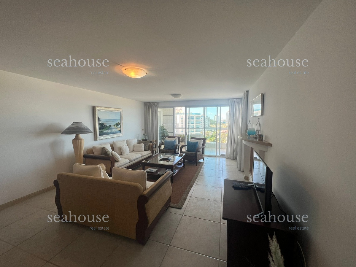 Apartamento Ref.130 - Piso alto frente al mar con parrilla propia.