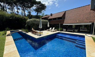 SE VENDE CASA EN LUGANO 5 DORMITORIOS 4 BAÑOS