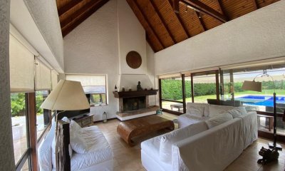 SE VENDE CASA EN LUGANO 5 DORMITORIOS 4 BAÑOS