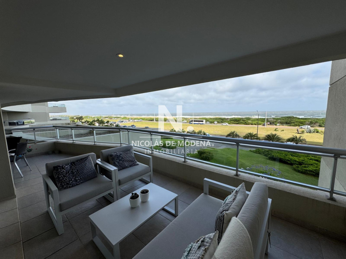 Vende apartamento de 4 dormitorios en Playa Brava, Punta del Este - NDM25208A