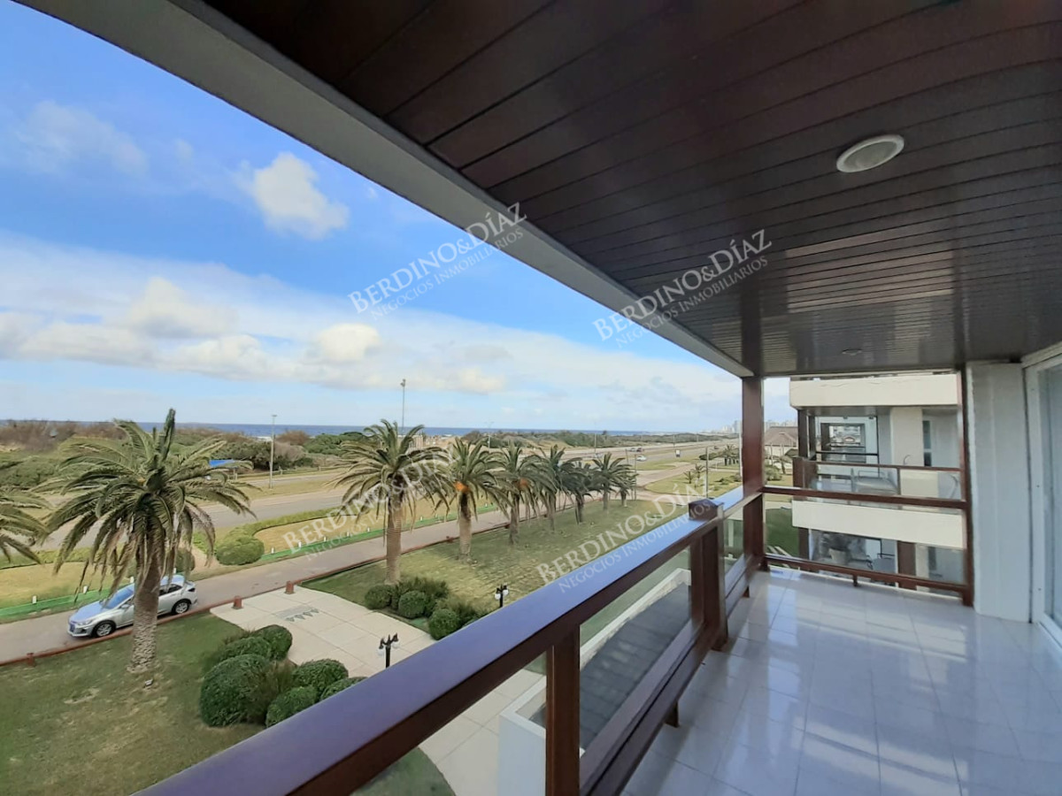 Apartamento ID.1170 - Edificio de Categoría sobre el Mar en Parada 13 de la Brava