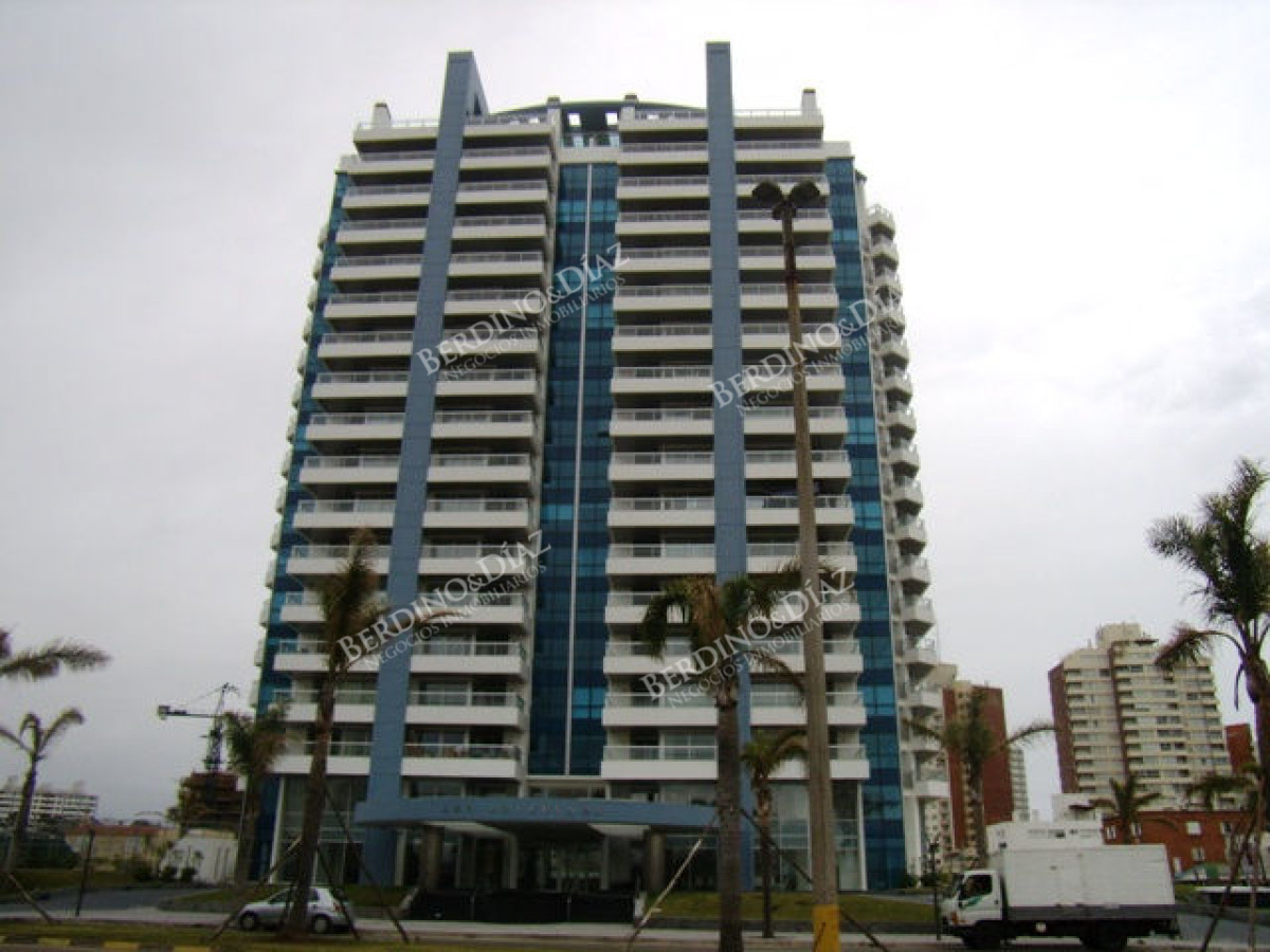 Apartamento ID.2801 - Mansa, 2 dormitorios en venta Torre con servicios vista a playa