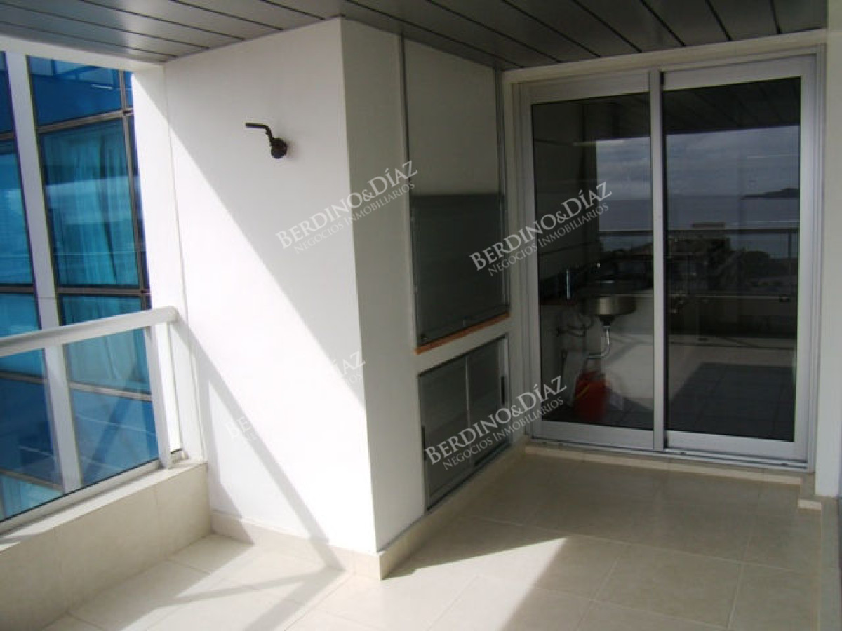 Apartamento ID.2801 - Mansa, 2 dormitorios en venta Torre con servicios vista a playa