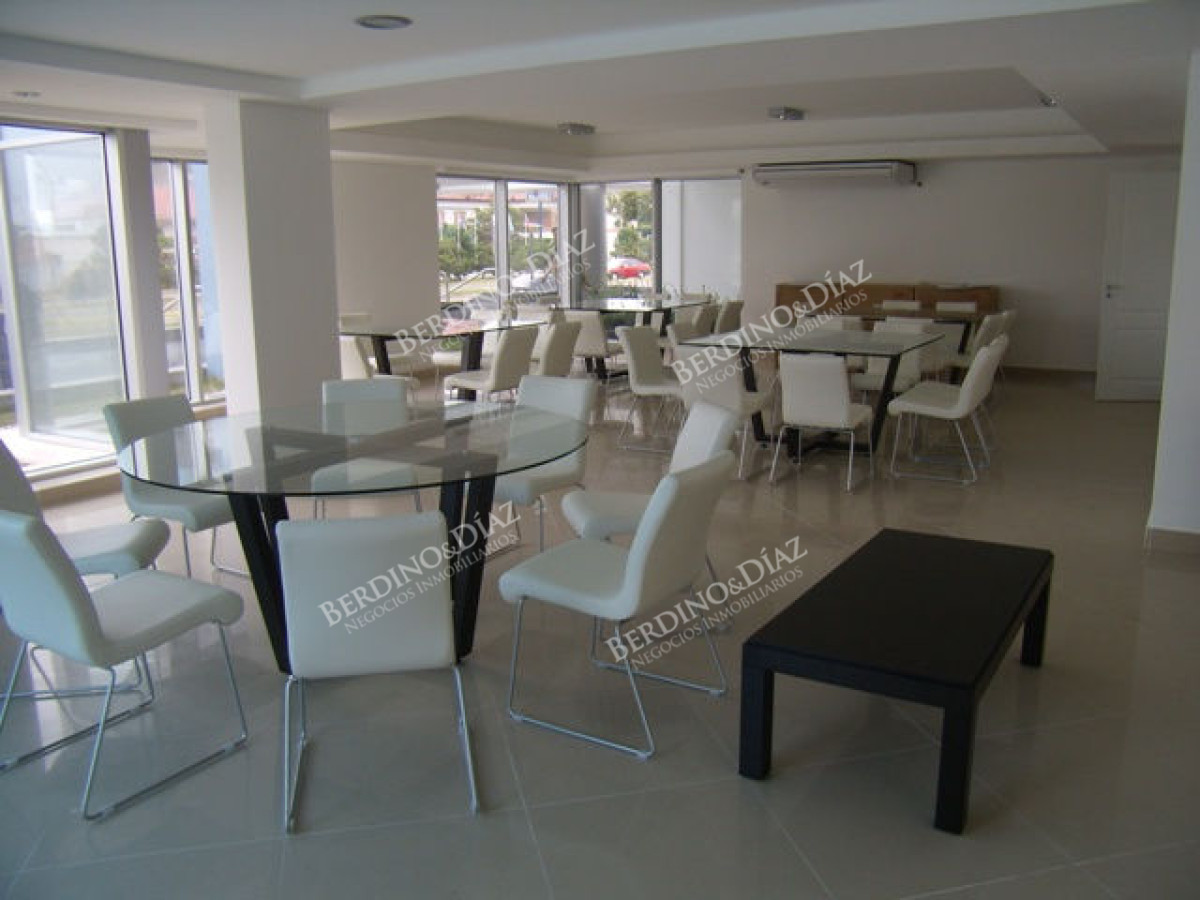 Apartamento ID.2801 - Mansa, 2 dormitorios en venta Torre con servicios vista a playa