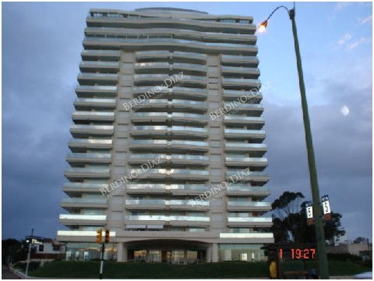 Apartamento ID.2794 - Apartmantoo en venta en edificio de Alta gama en playa mansa