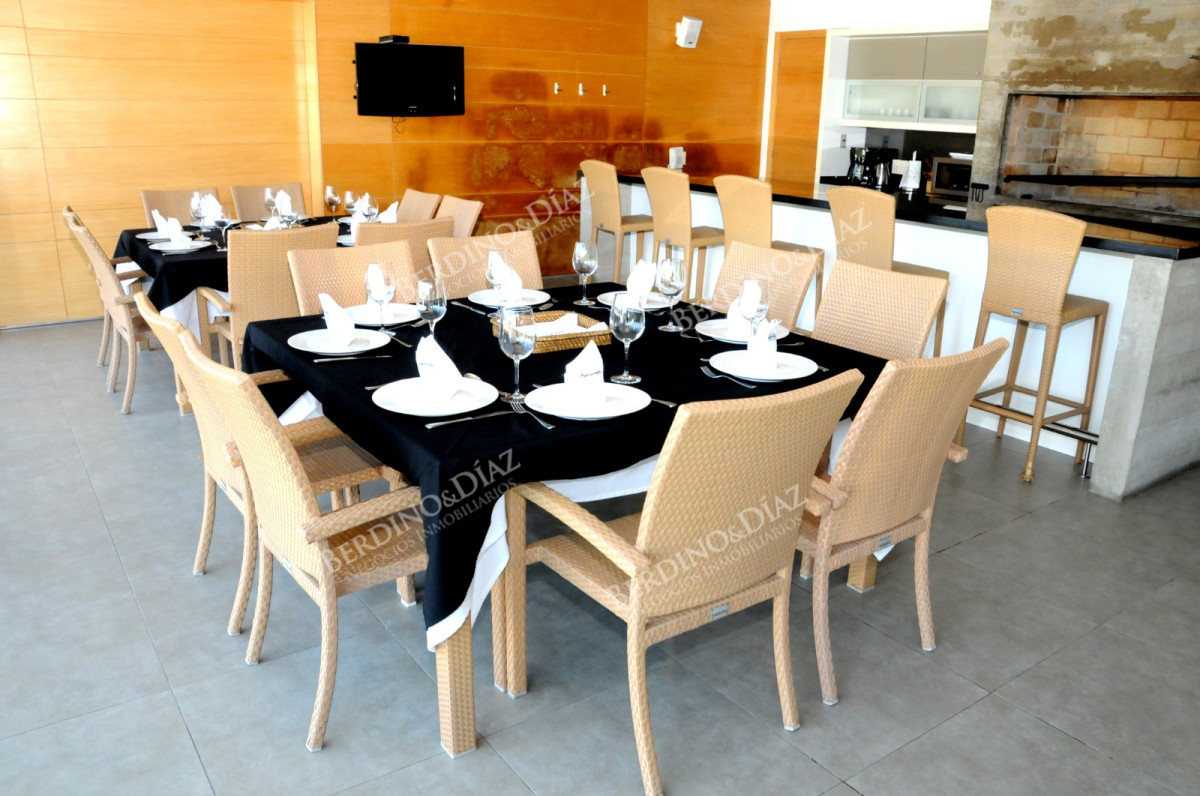 Apartamento ID.2801 - Mansa, 2 dormitorios en venta Torre con servicios vista a playa
