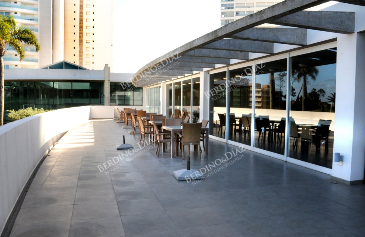 Apartamento ID.2801 - Mansa, 2 dormitorios en venta Torre con servicios vista a playa
